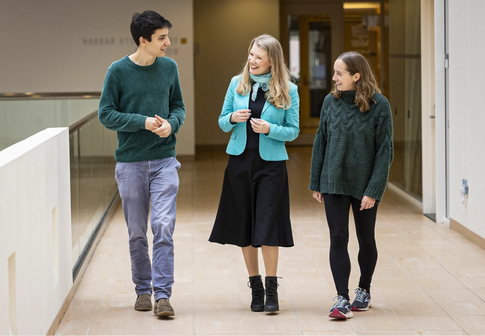 Федоренко прогуливается и беседует с научными сотрудниками MIT Андреа де Варда (слева) и Хейли Олсон (справа).