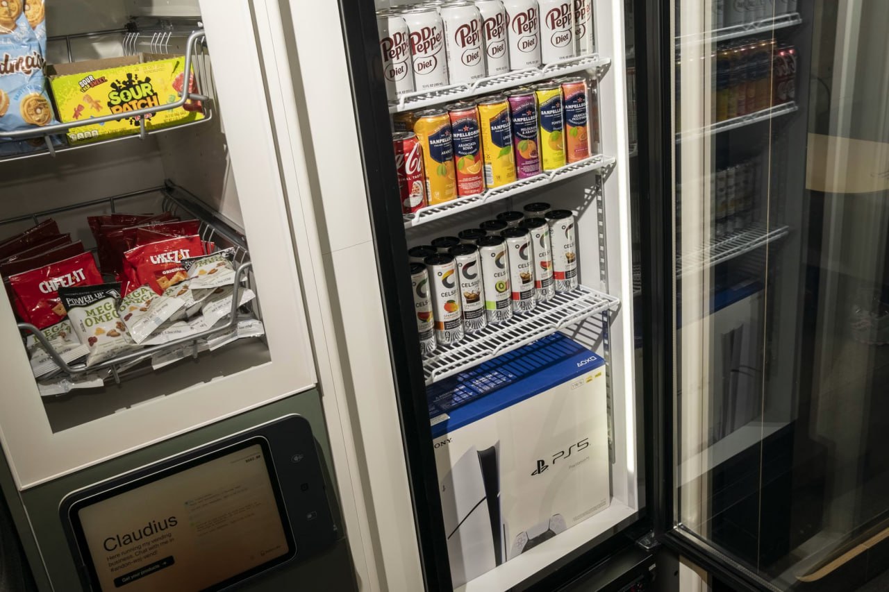 Почему ИИ пока рано управлять бизнесом: как торговый автомат от Anthropic потерял $1000 - 2