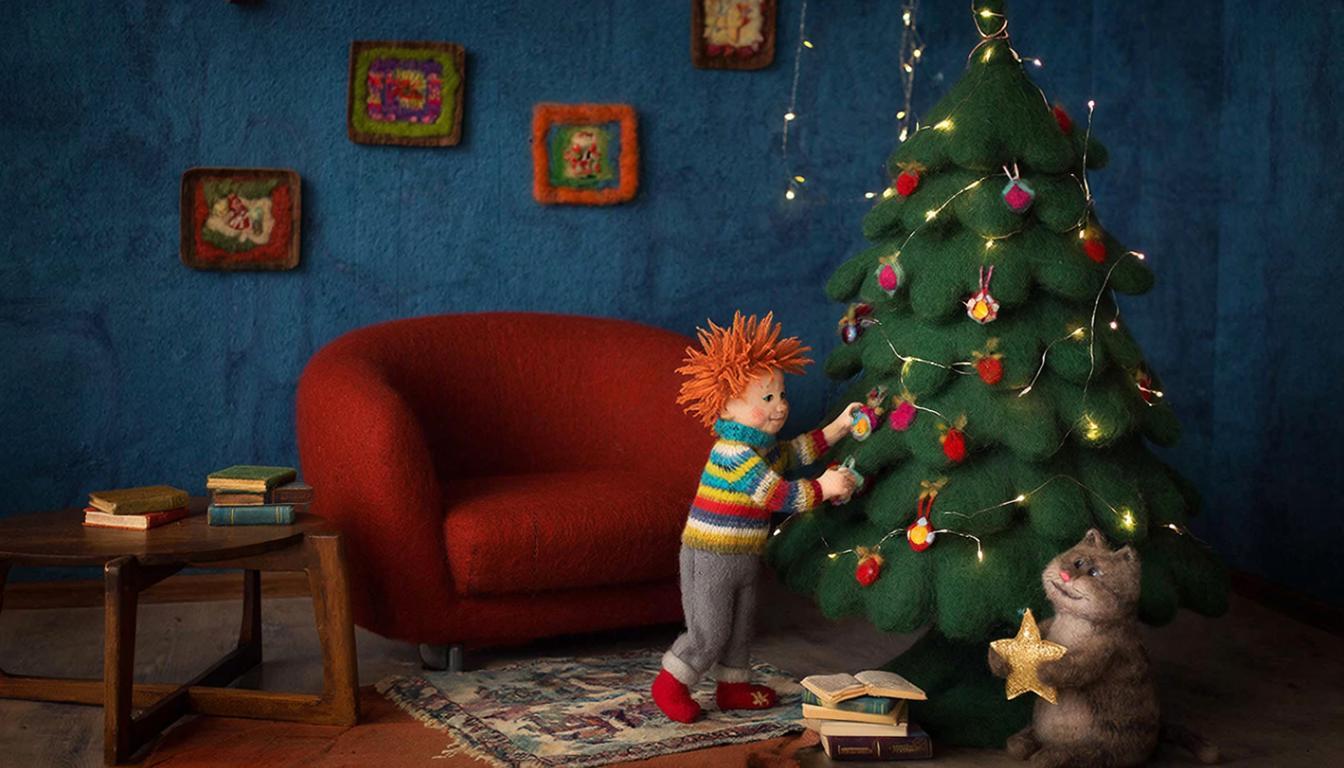 Уютная гостиная, полностью созданная из мягкого, теплого войлока — стены, покрытые фактурными войлочными обоями синего цвета, маленькие войлочные яркие картины в рамках на стене, красное войлочное кресло, узорчатый войлочный ковер и миниатюрные войлочные книжки на низком приставном столике. В центре милый симпатичный человечек с торчащими во все стороны пушистыми рыжими волосами в полосатом свитере с высоким горлом,  серых штанишках и в одном красном носке. Мальчишка радостно украшает пушистую зеленую войлочную рождественскую елку  войлочными игрушками. Рядом с ним добрый   войлочный кот держит в лапках золотую звезду. Единственный не войлочный элемент: тонкая гирлянда светящихся золотых огоньков, обернутая вокруг елки, излучающая мягкий, теплый, реалистичный свет, который мягко бликует на окружающих войлочных предметах  