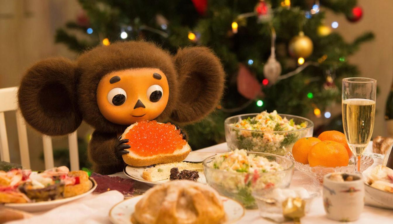 Чебурашка сидит на стульчике за накрытым новогодним столом с салатами и красивым бокалом с зеленым лимонадом и с удовольствием смотрит на бутерброд с красной икрой в своих руках. Теплый уютный свет. Новогодняя украшенная елка за спиной Чебурашки. Высокая детализация.  