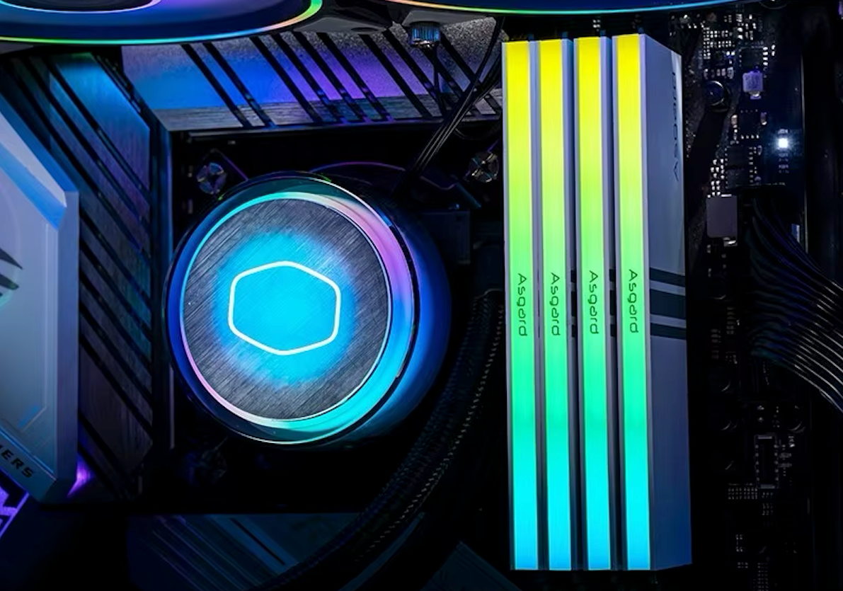 На вид это обычная оперативка с подсветкой, но это Asgard Valkyrie, которая стала стоить дороже RTX 5090