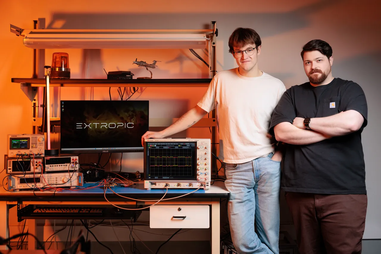 Основатели Extropic стоят рядом с осциллоскопом с термодинамической выдачей, которую они называют «вероятностными битами» (p-битами)