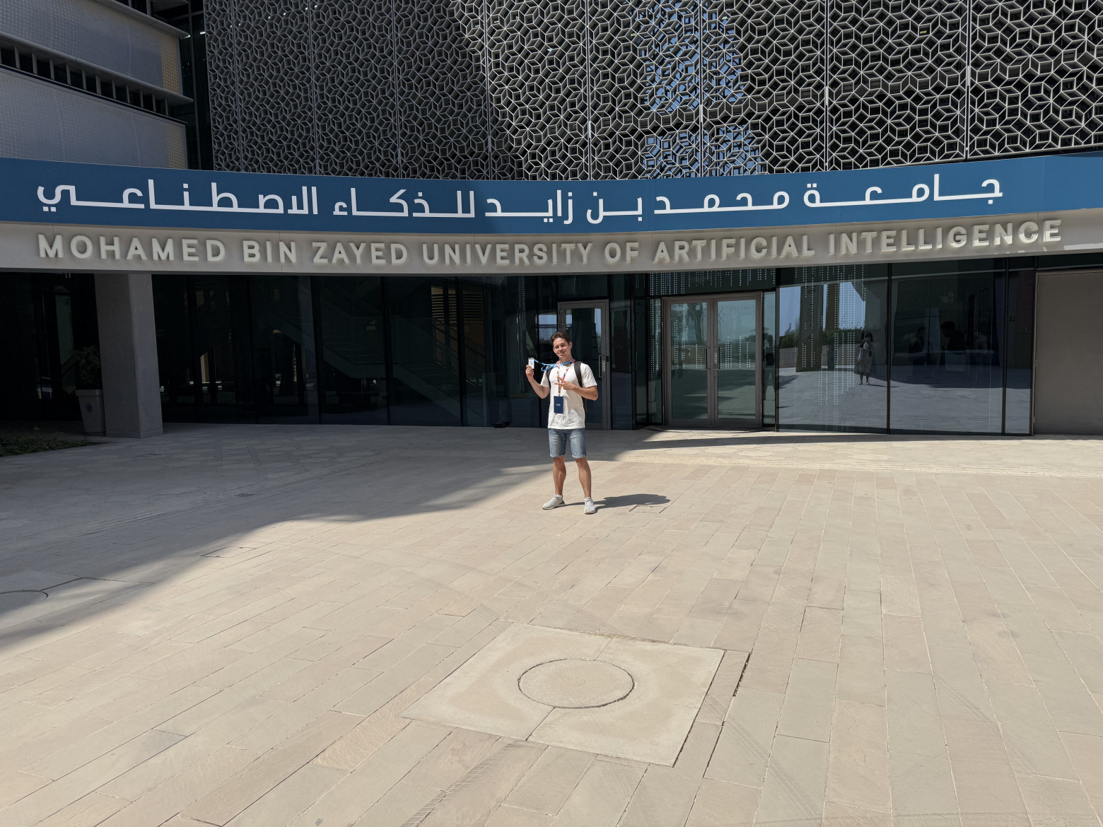 Кто-то случайно сфотографировал меня на входе в MBZUAI