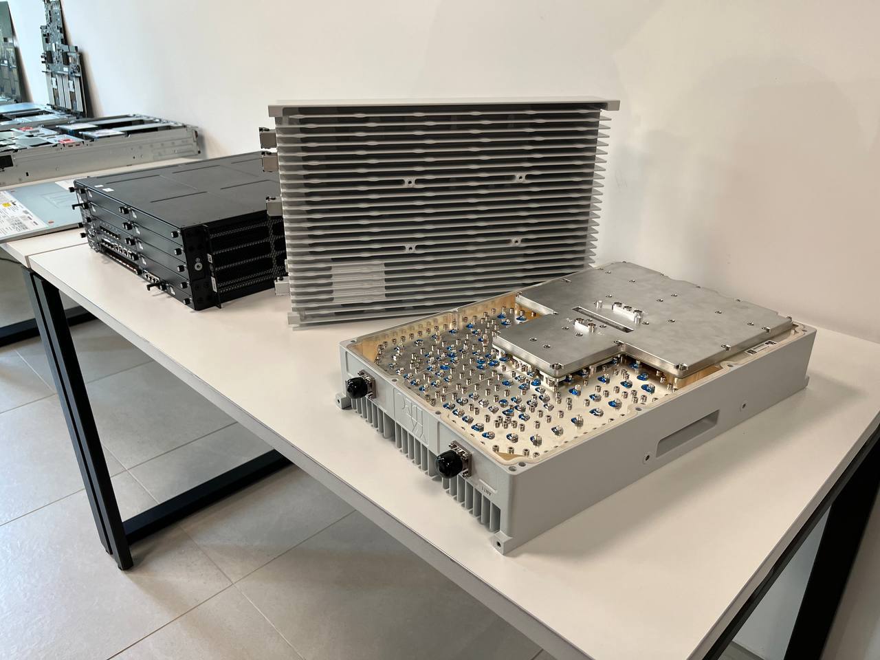 Yadro запустила серийное производство базовых станций - 1