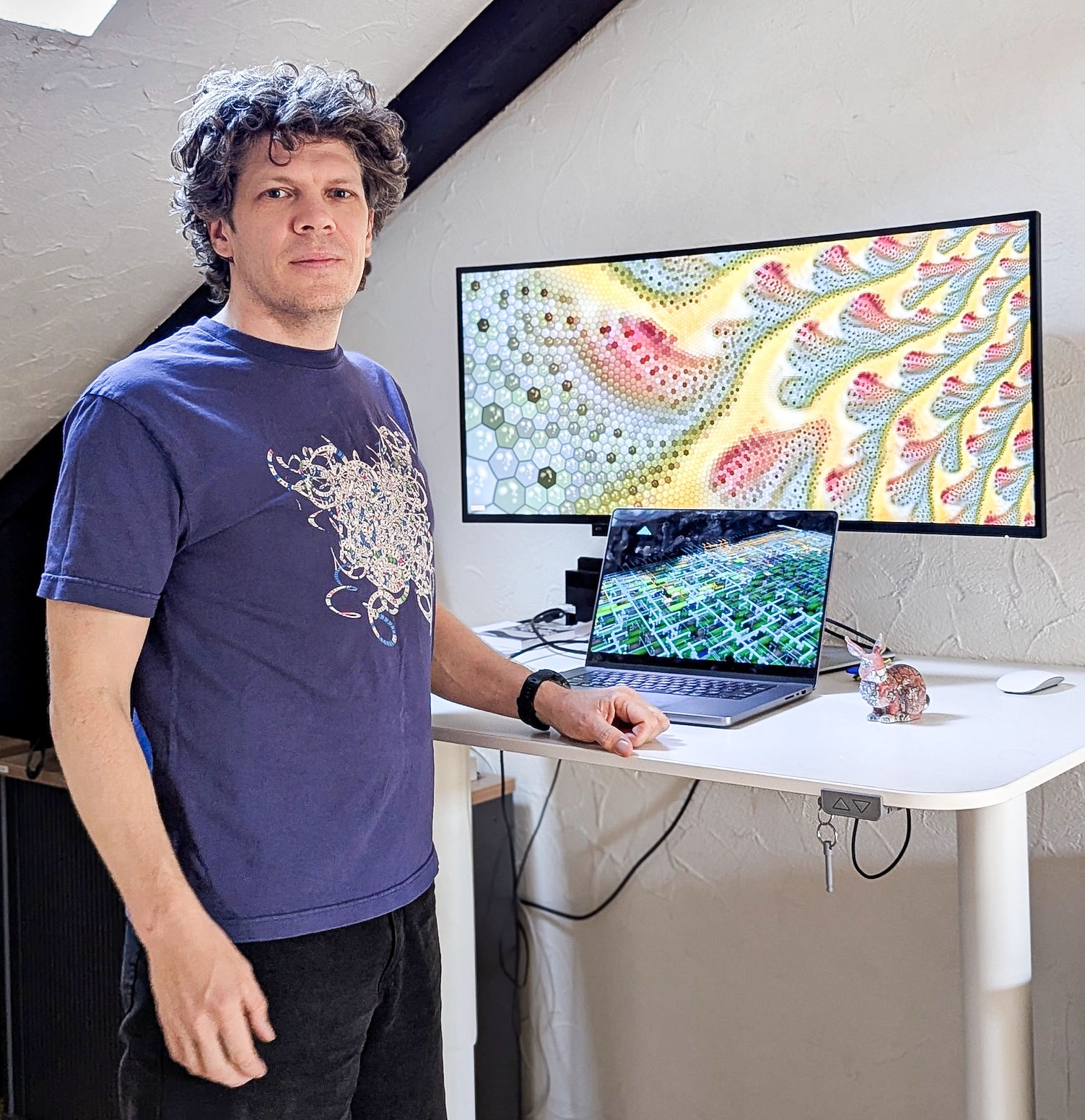 Александр Мордвинцев создал сложные цифровые системы на основе клеток, использующие только связь между соседними узлами. 