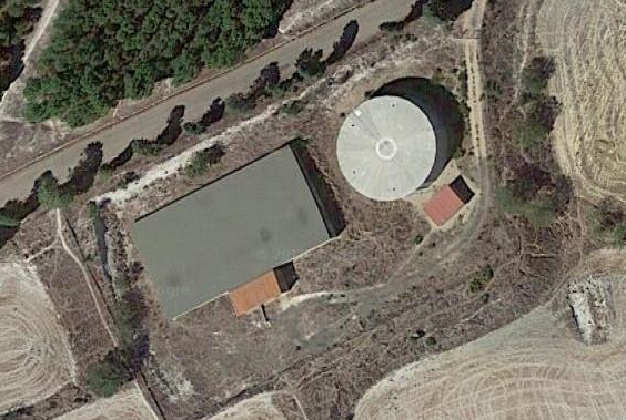 Рисунок 3. Пример из Google maps. То ли это антенна, то ли цилиндрическая емкость. 