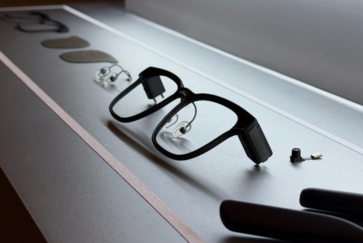 Умных очков становится все больше.