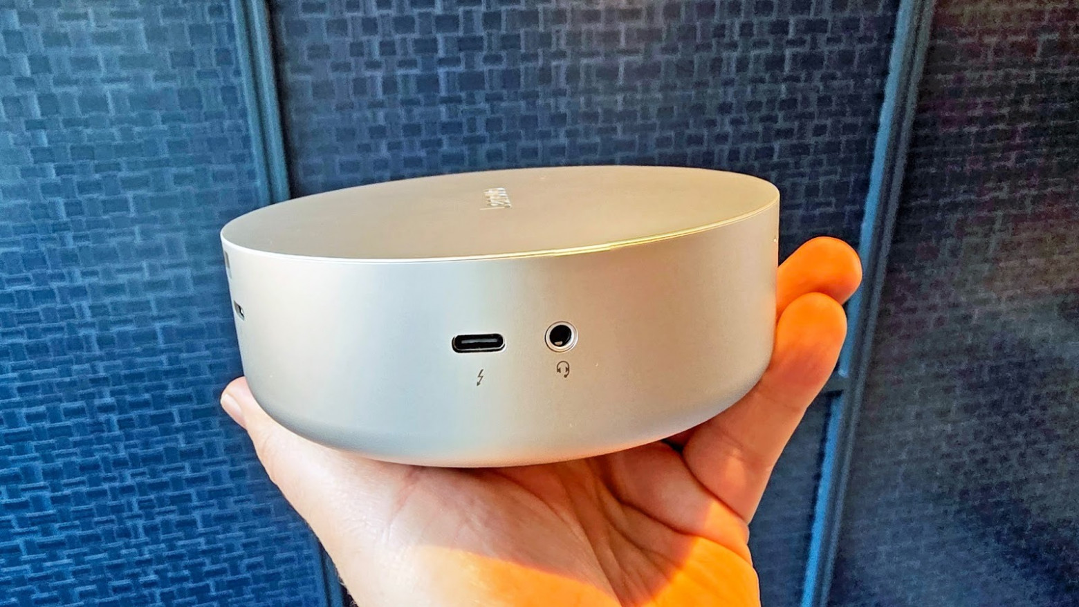 Такой компактный компьютер почти не займет места.