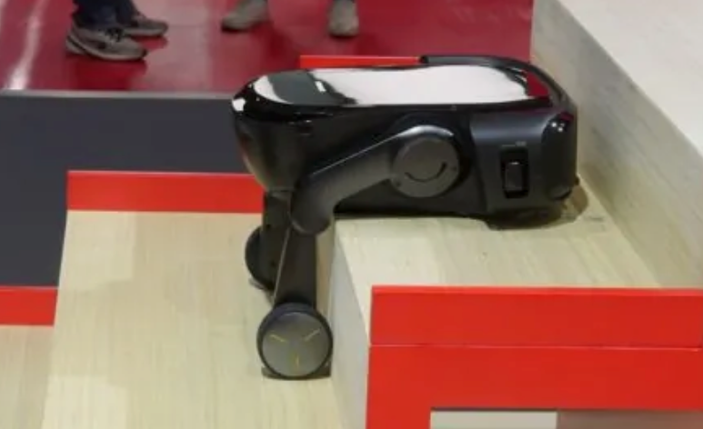 Roborock Saros Rover - самый необычный пылесос, но в него заложены очень полезные идеи.