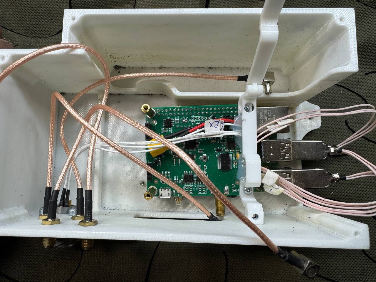 Модемами управляет одноплатник Raspberry Pi. Он получает полётные данные от бортового компьютера БПЛА и через мобильное приложение передаёт их оператору: высота полёта, скорость, состояние двигателя, координаты