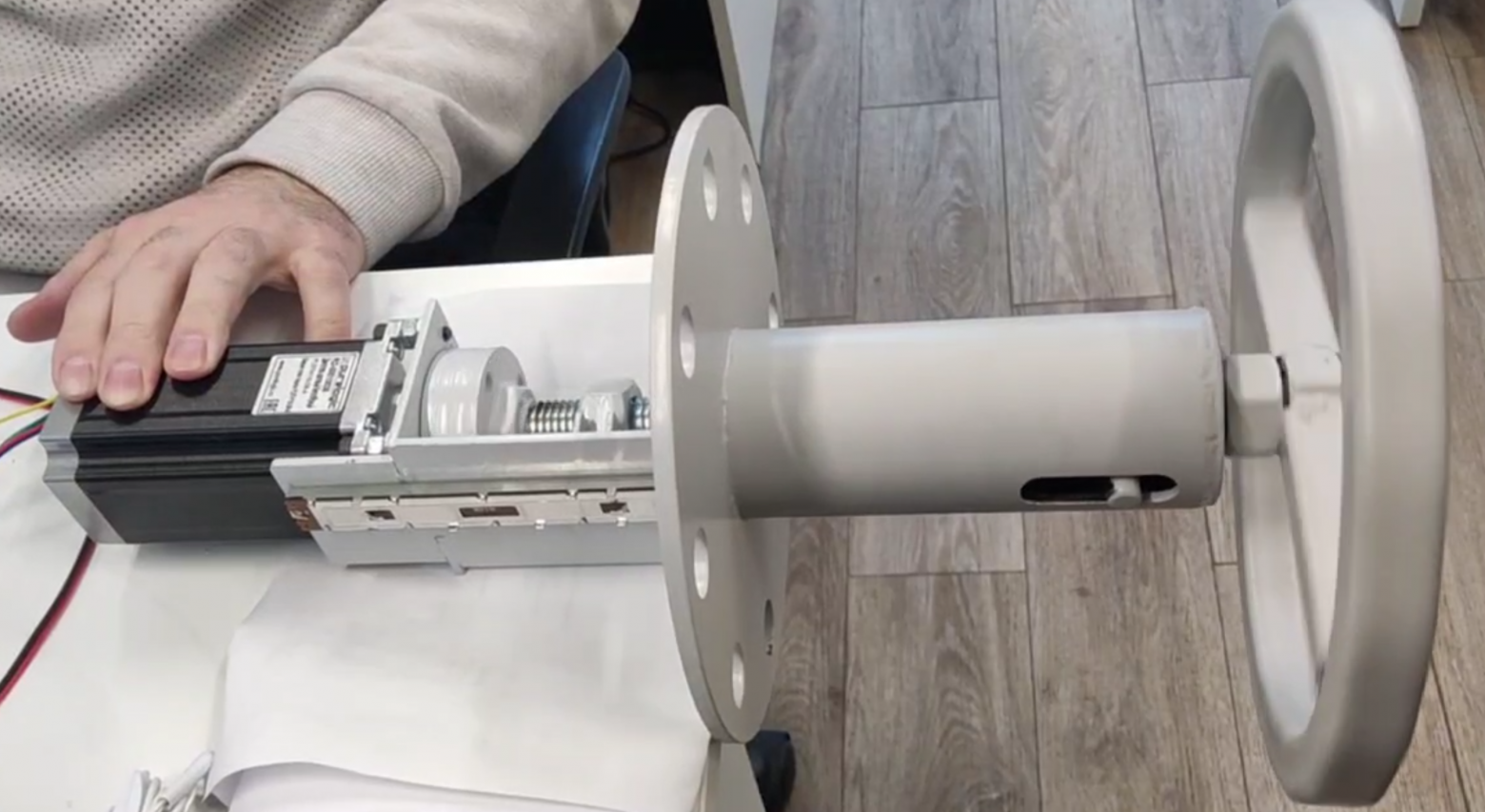 Внутренности "ненастоящей" задвижки, но с электроприводом для возможности установки в нужное положение при старте сценариев...