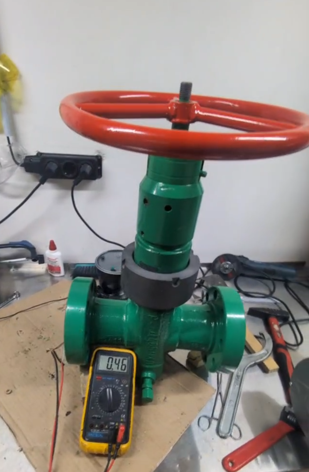 Реальная задвижка (вес >20 кг) с установленным датчиком