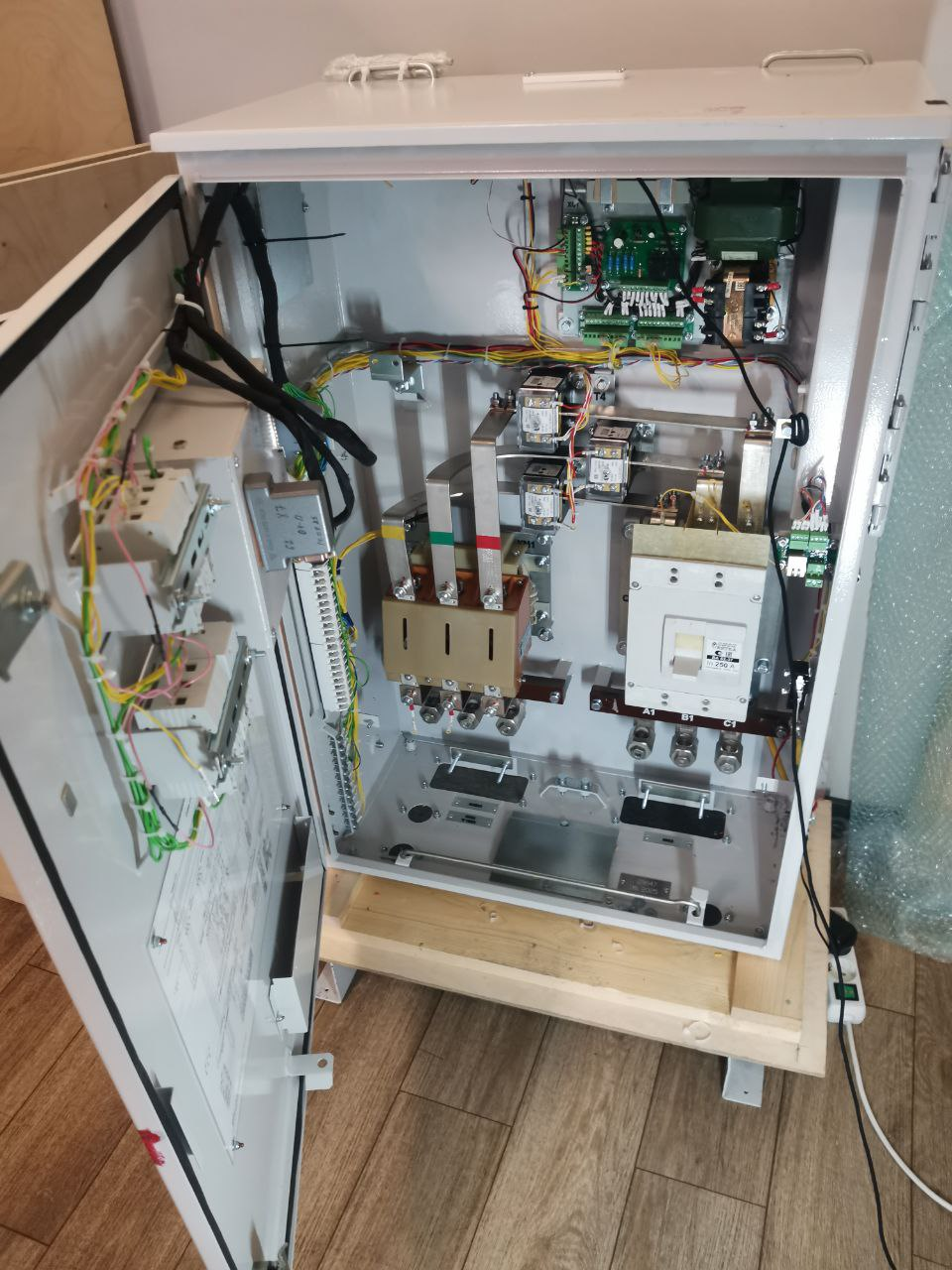 Станция управления УЭЦН в сборе, используемая в тренажер (реальная) - внутренности)