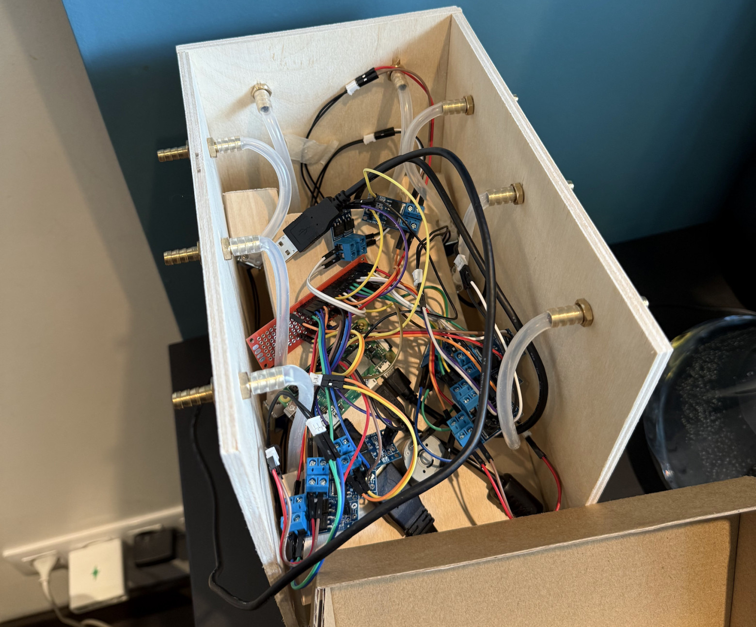 Электроналиватор: делаем автомат для коктейлей с помощью Raspberry Pi, нейросети и фанеры - 10