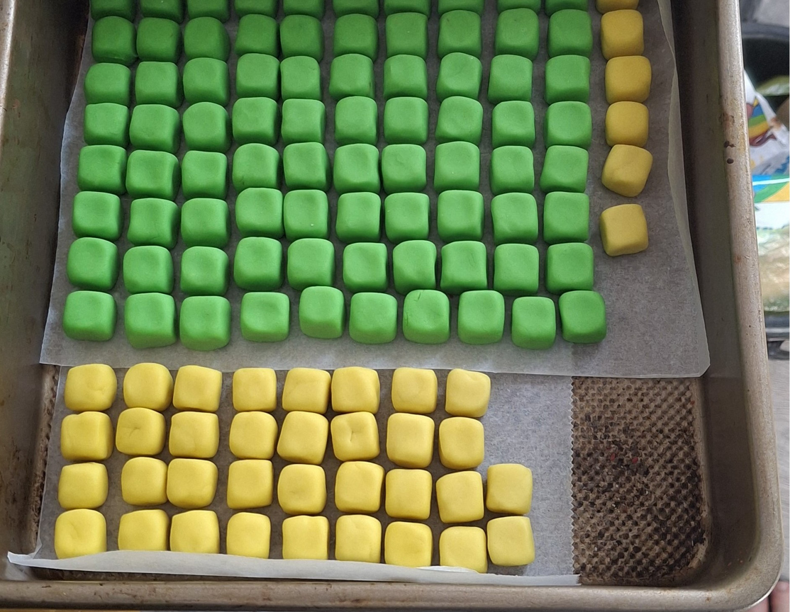 противень с сырыми кубиками