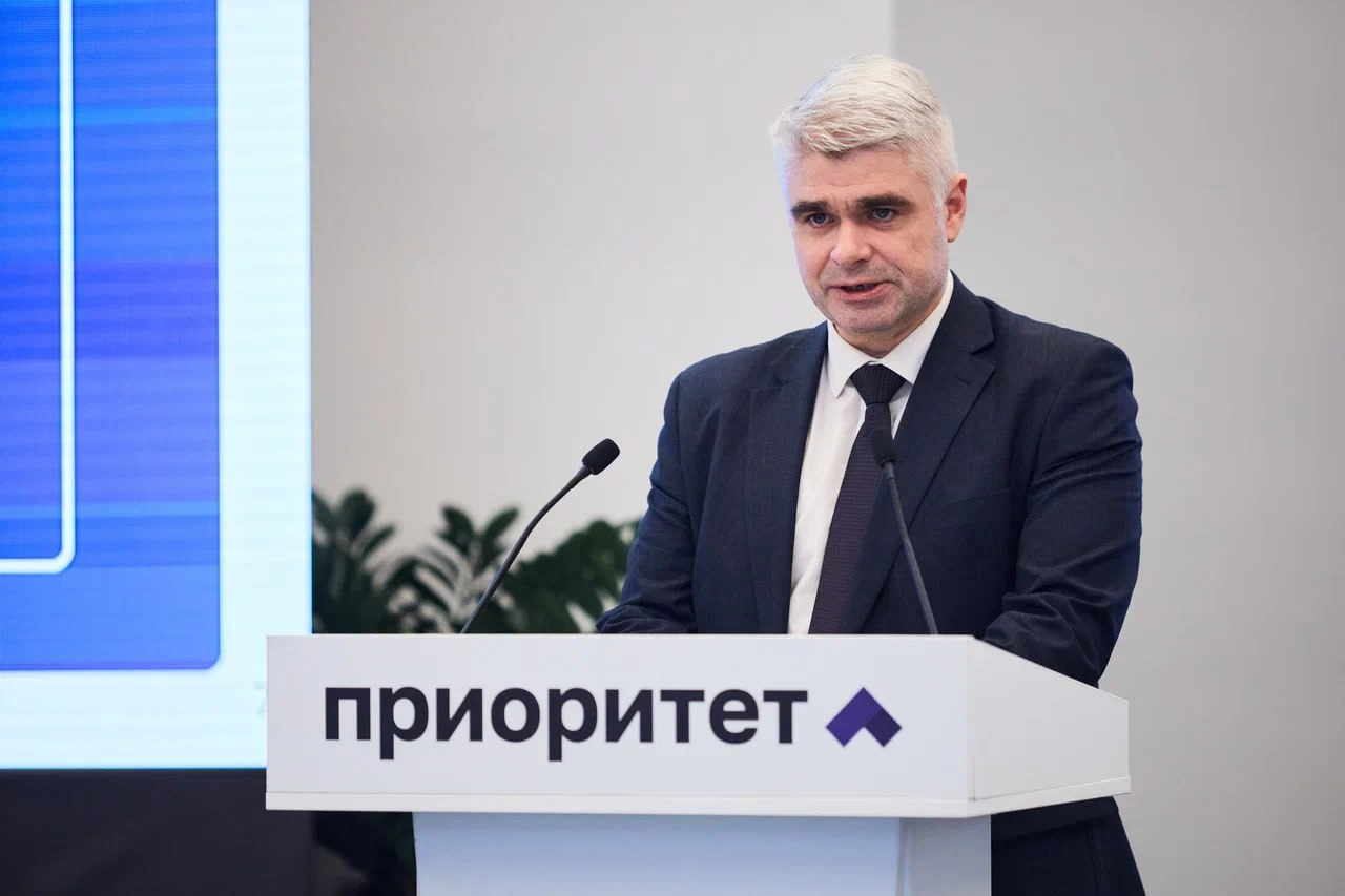 Изображение выглядит как одежда, человек, костюм, Человеческое лицо  Содержимое, созданное искусственным интеллектом, может быть неверным.