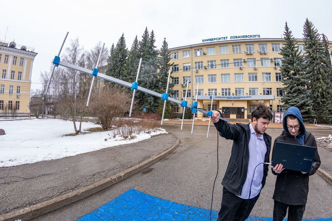 Одним из устройств на борту спутника «Лобачевский» является аналоговый ретранслятор радиосигнала, с помощью которого радиолюбители во всем мире смогут проводить радиосвязь между собой на расстоянии до 3000 километров. Такие спутники, как «Лобачевский», позволяют любителям начать осваивать спутниковую связь с минимальными затратами. Ретранслятор спроектирован и изготовлен студентом 2 курса радиофизического факультета ННГУ Егором Деревесниковым.