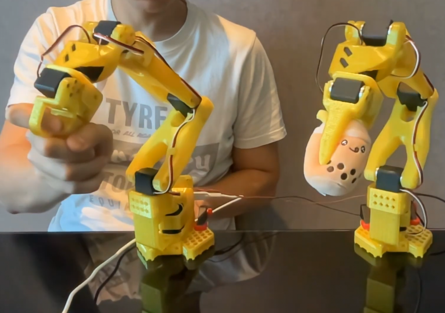 Захват манипулятором LeRobot предмета с помощью ведомого манипулятора рукой человека с целью сбора датасета для обучения искуственного интеллекта Захват манипулятором LeRobot предмета с помощью ведомого манипулятора рукой человека с целью сбора датасета для обучения искуственного интеллекта