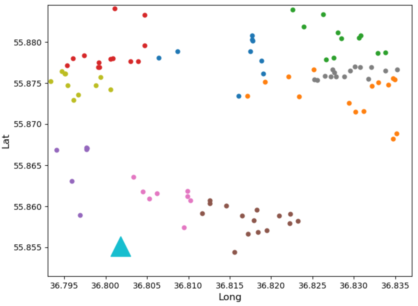 Расположение склада (треугольник) и части заказов (точки). Цвета точек обозначают разные микрополигоны.