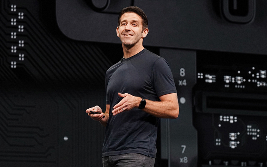 Например, вероятным преемником называют Джона Тернуса. Он Senior Vice President of Hardware Engineering. То есть, отвечает в Apple за всё железо. В том числе - за переход на собственные чипы (это, кстати, одна из очень успешных свежих инноваций Apple, про которую часто забывают).