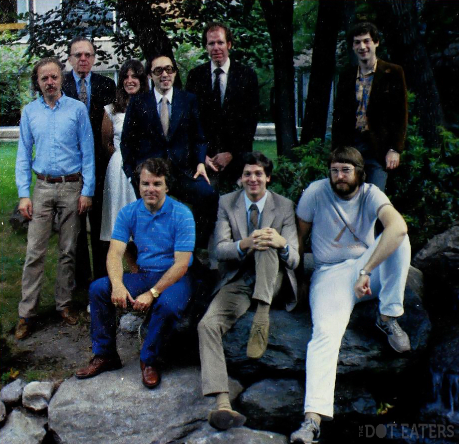  Фотография сотрудников Infocom 1982 года. Леблинг — слева в первом ряду, Бланк — в центре. Берёз — мужчина в очках во втором ряду. https://thedoteaters.com/?bitstory=computer/zork-and-infocom