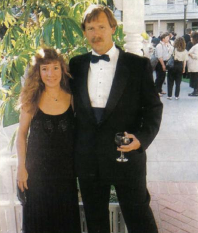  Кен и Роберта в 1989 году после получения награды Ассоциации издателей программного обеспечения за лучшую ролевую или приключенческую игру за King’s Quest IV. (Sierra News Magazine (лето 1990) 8)