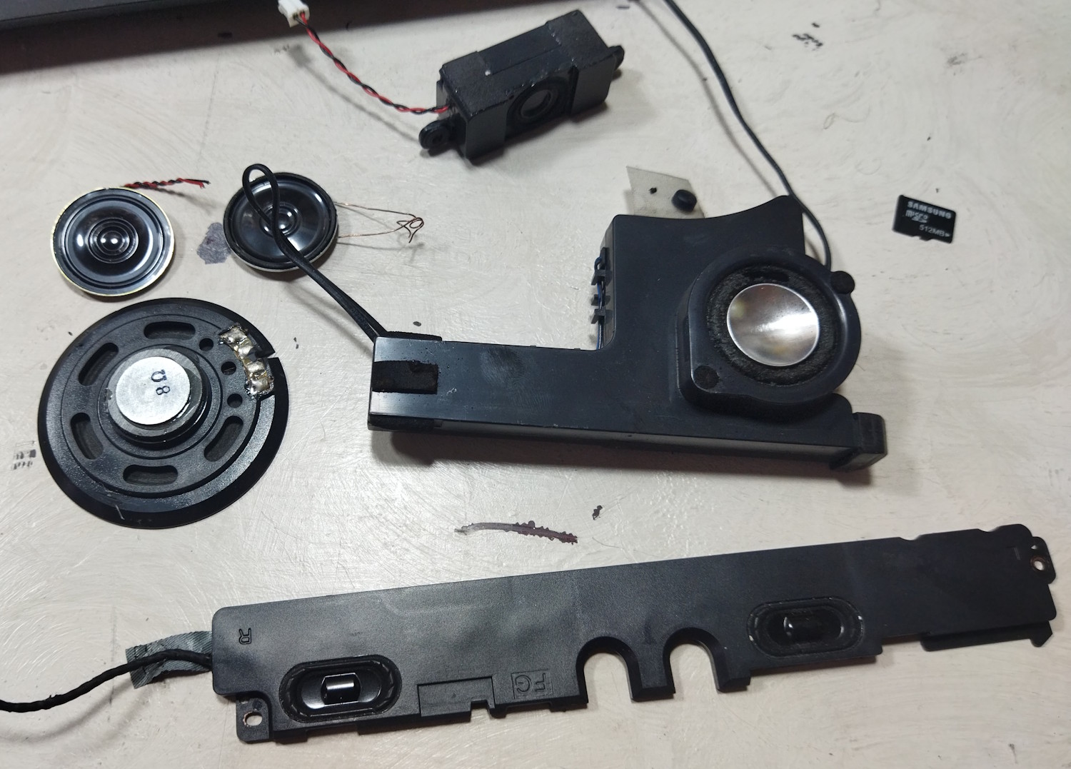 Я выбрал нижний блок как самый тонкий