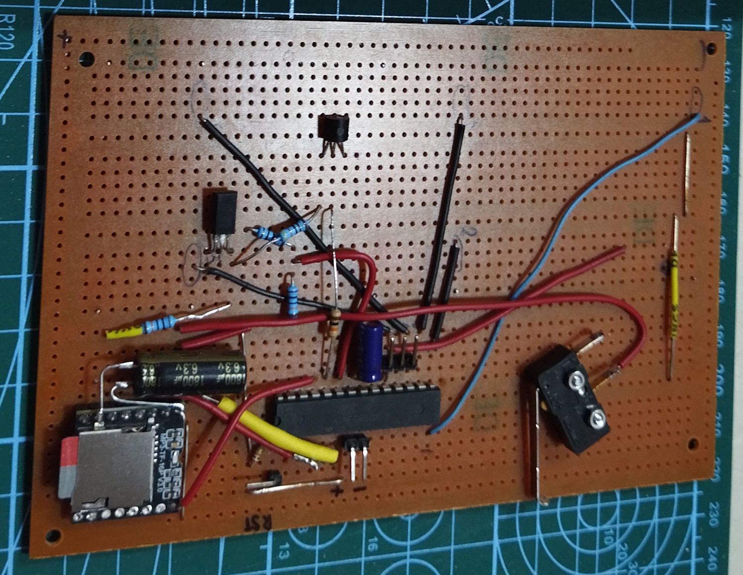 Герконы на другой стороне, там, где соответствующие цифры 1–6