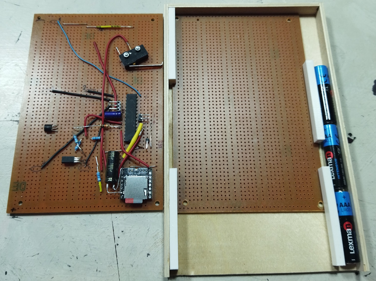 Корпус с салазками и батарейным отсеком
