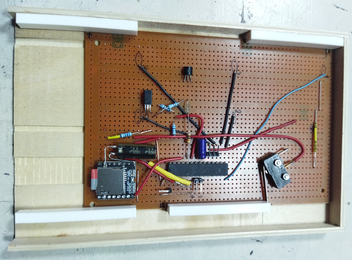 Плата внутри корпуса; видно снятый шпон в местах пайки герконов и МК. Для вставки платы, лапку концевика надо чуть подогнуть, вытаскивать можно просто потянув