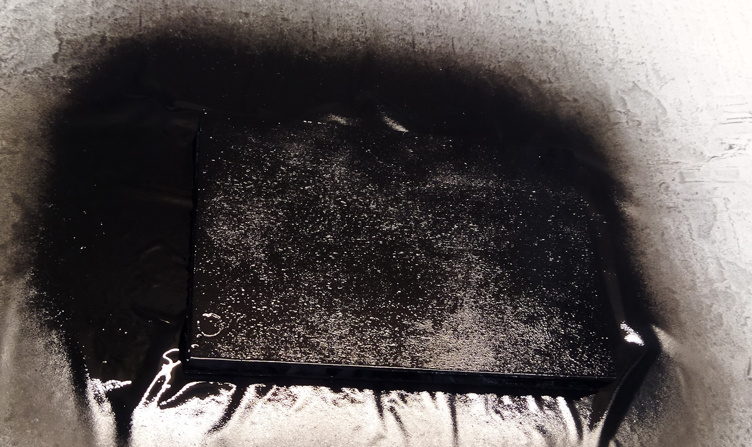 Покрашенный корпус, виден удерживающий магнит. Вот теперь вроде бы всё готово