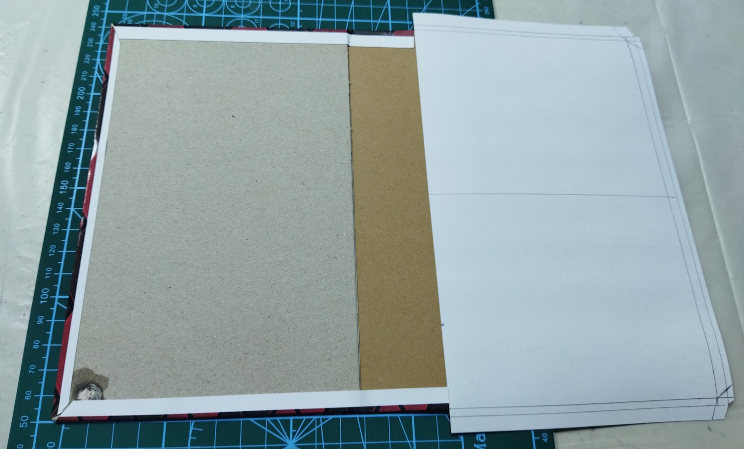 Обложка наполовину наклеена, вторая половина клеится в самом конце