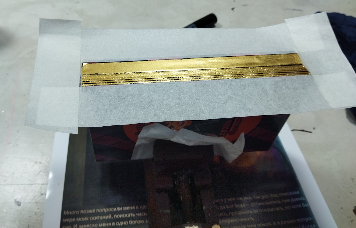 Нанесение лака на золотой слой