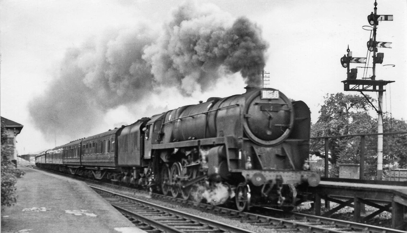 Down 'Pines Express' passing Haresfield station (wikimedia)