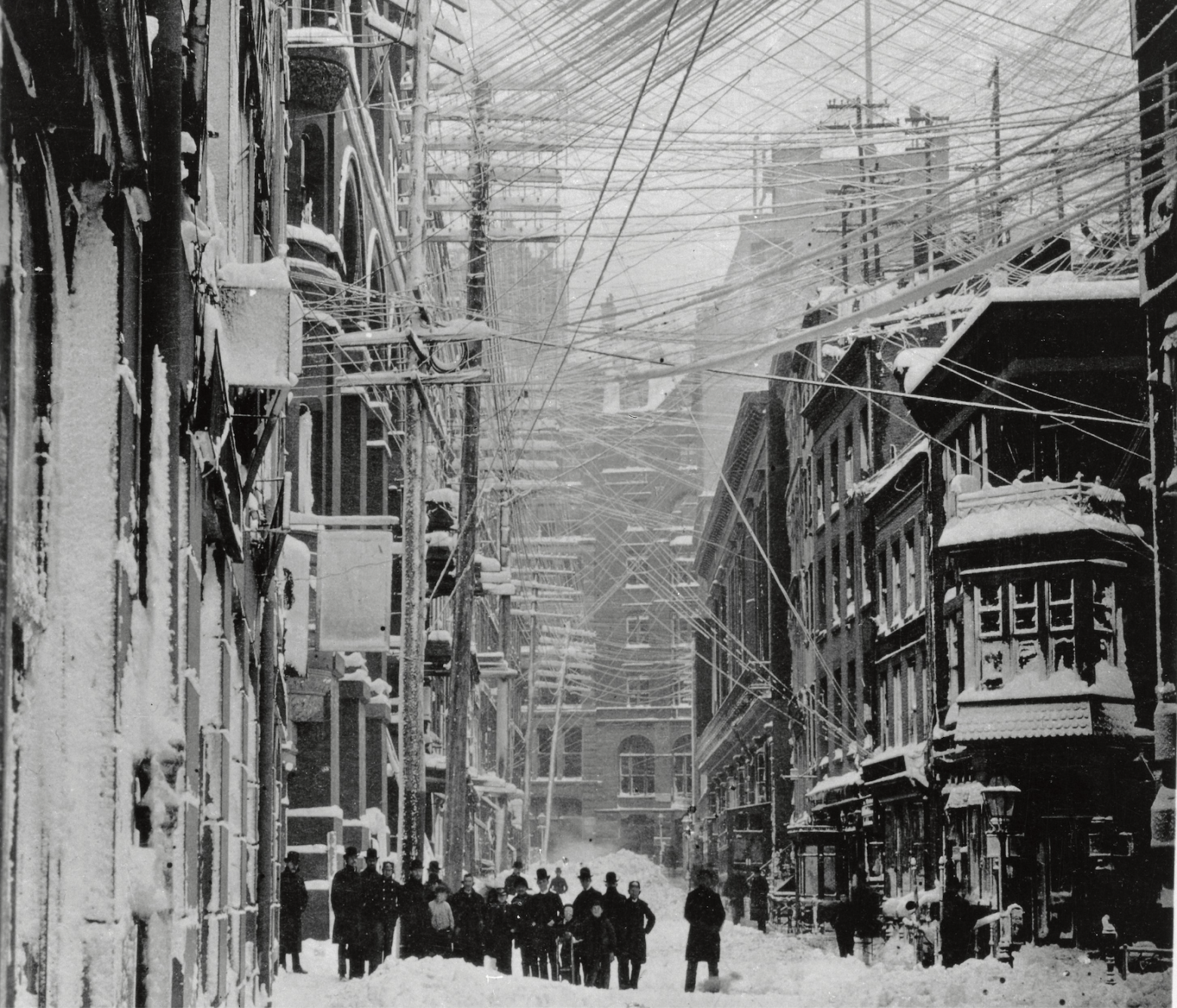 Множество телефонных, телеграфных и электрических проводов над улицами Нью-Йорка на фотографии Великой метели 1888 года — wikimedia