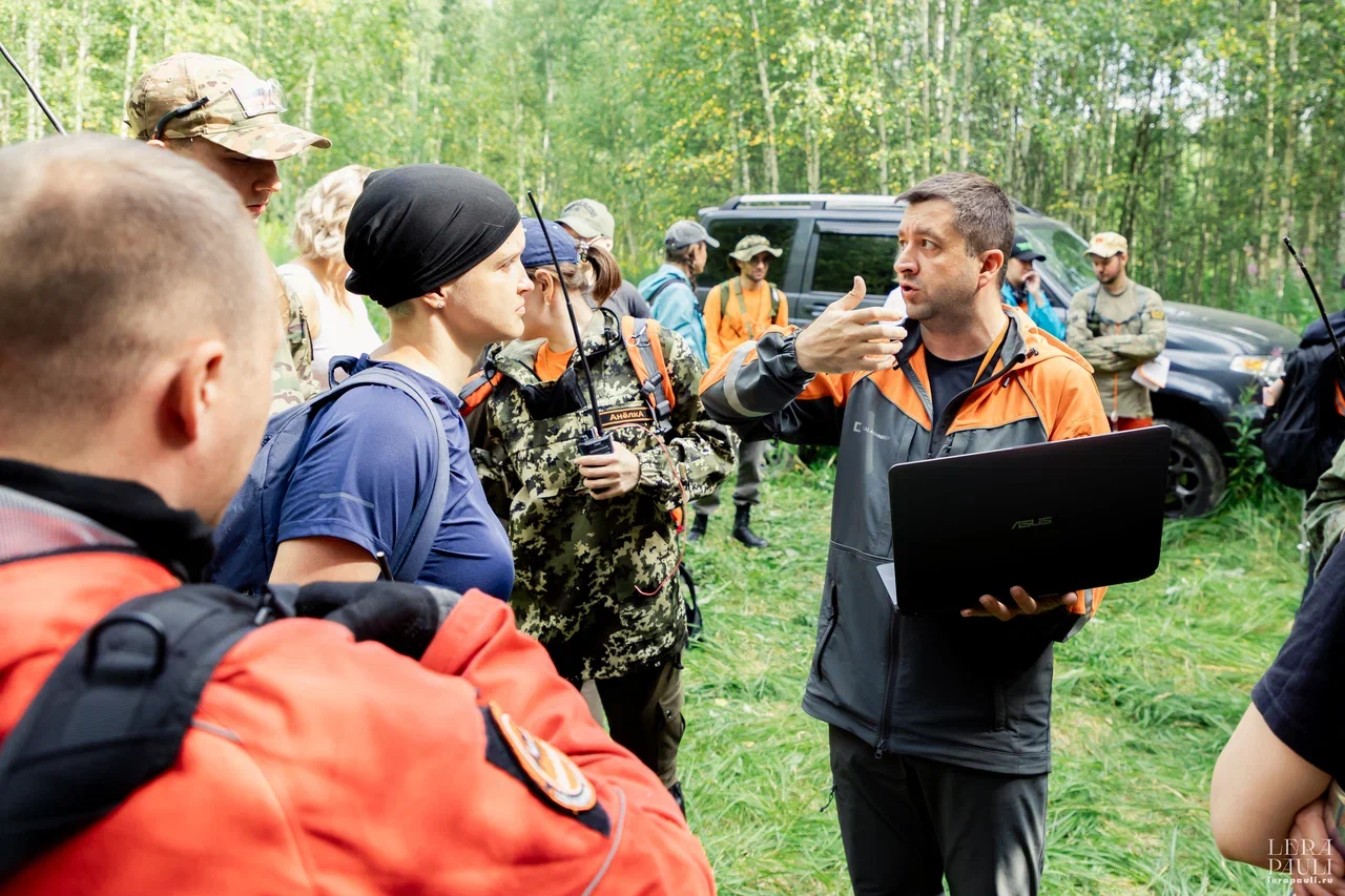 Волонтеры отряда «ЛизаАлерт» готовятся к началу поисковой операции в лесу. Фото «ЛизаАлерт»  