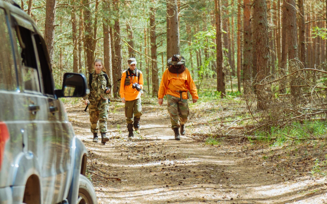 Команда из трех спасателей возвращается к своему внедорожнику после прочесывания очередного квадрата поиска пропавшего в лесу человека. Фото «ЛизаАлерт»  