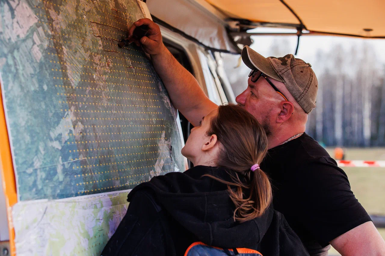 Волонтеры-спасатели отмечают на карте района локации, которые они прошли. Фото «ЛизаАлерт»  