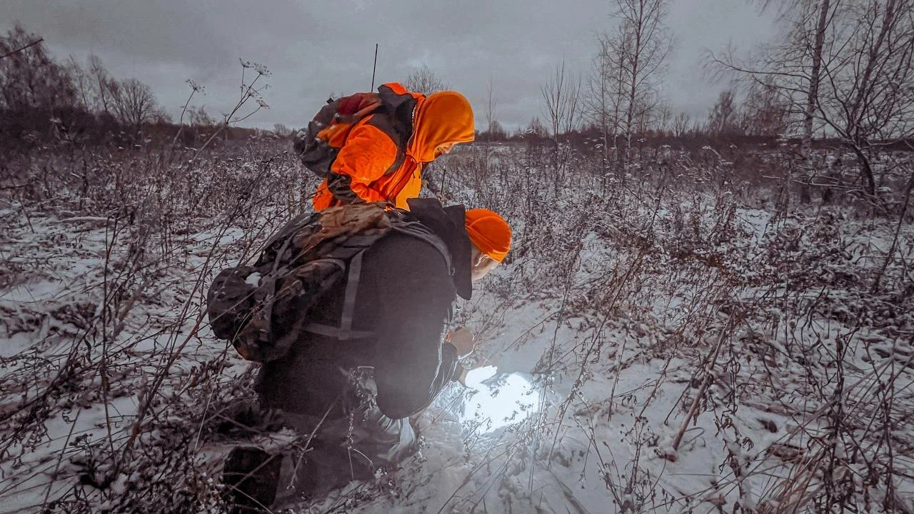 Волонтеры-спасатели исследуют следы человека на снегу во время поисковой операции. Фото «ЛизаАлерт»  