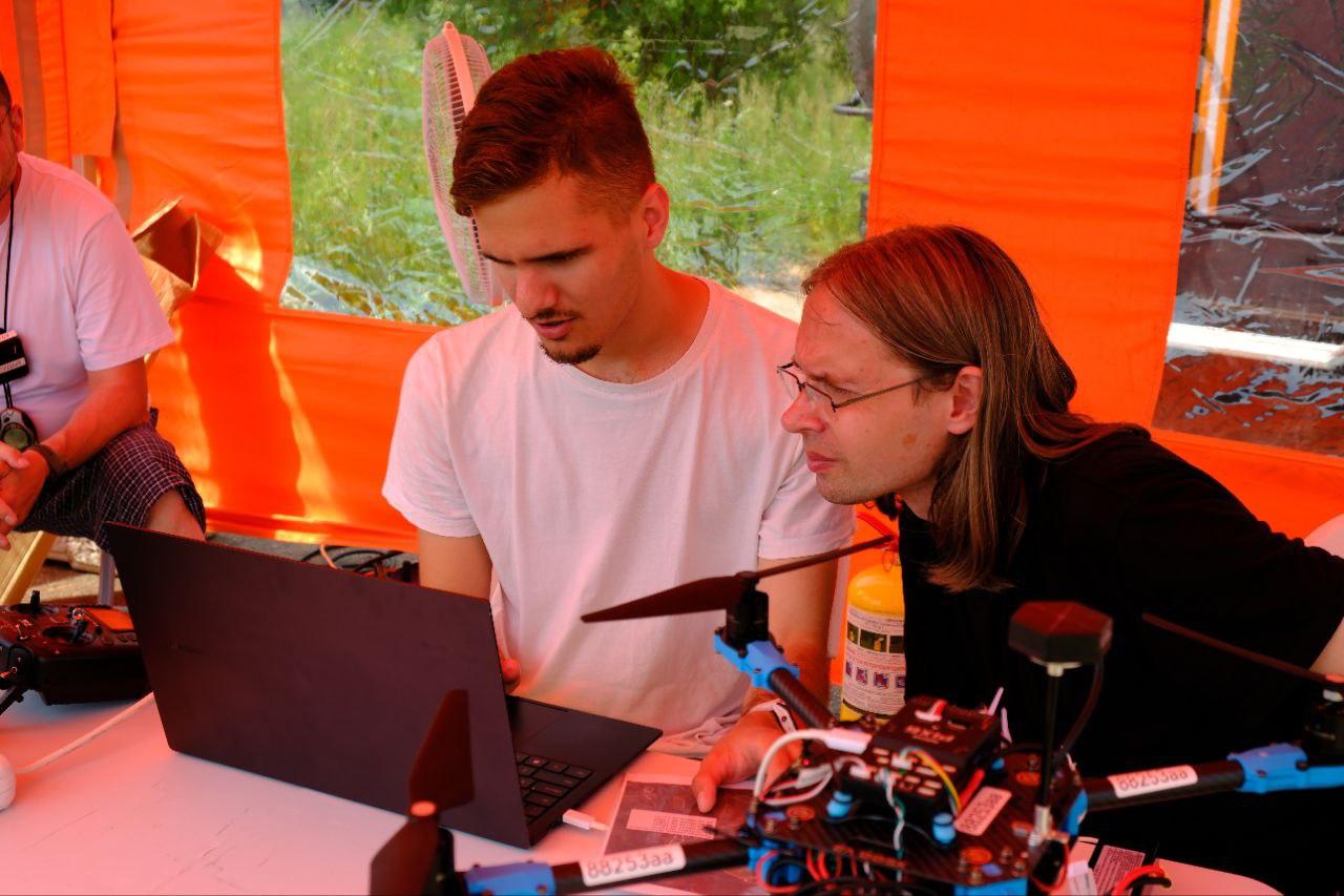 Волонтеры-спасатели отрабатывают изображения из района поиска, полученные с БАС. Фото «ЛизаАлерт»  