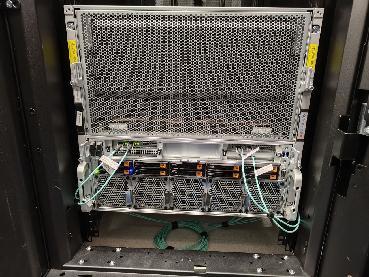 DGX в стойке, ЦОД Cloud.ru