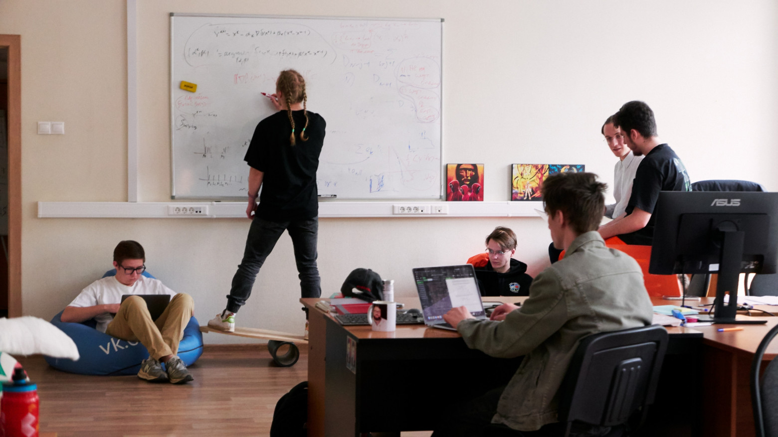 Кадр из фильма «Влюбленные в математику»