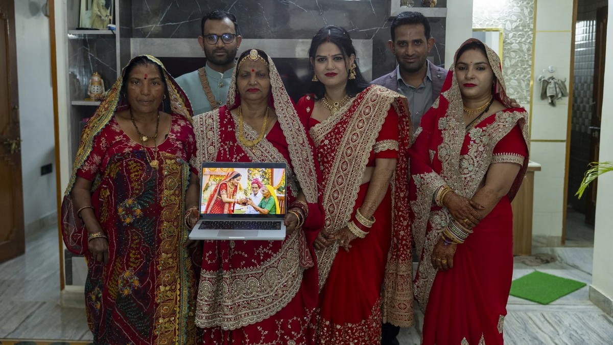 В Индии используют ИИ-дипфейки, чтобы добавлять умерших или отсутствующих родственников на видео - 1 В Индии используют ИИ-дипфейки, чтобы добавлять умерших или отсутствующих родственников на видео - 1