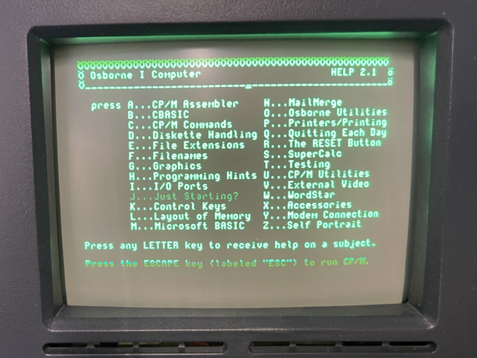Этот Osborne 1 я сфотографировал в Университете Штутгарта. Там отличный компьютерный музей и почти все старые компьютеры после ремонта. На экране как будто меню, но на самом деле нельзя ничего загрузить. Это скорее реклама. Нравится пункт? Найдите в комплекте поставки нужную дискету. Все потому что это поколение не имело жесткого диска!