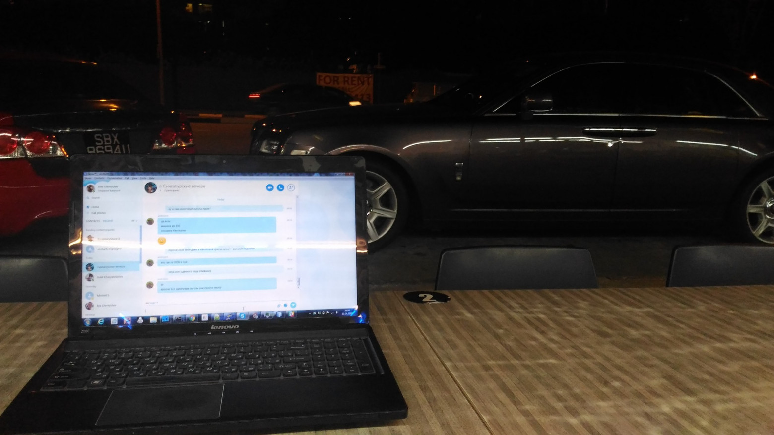 Мой боевой Lenovo Z580, который когда-то был черным, на фоне - какой-то роллс-ройс.