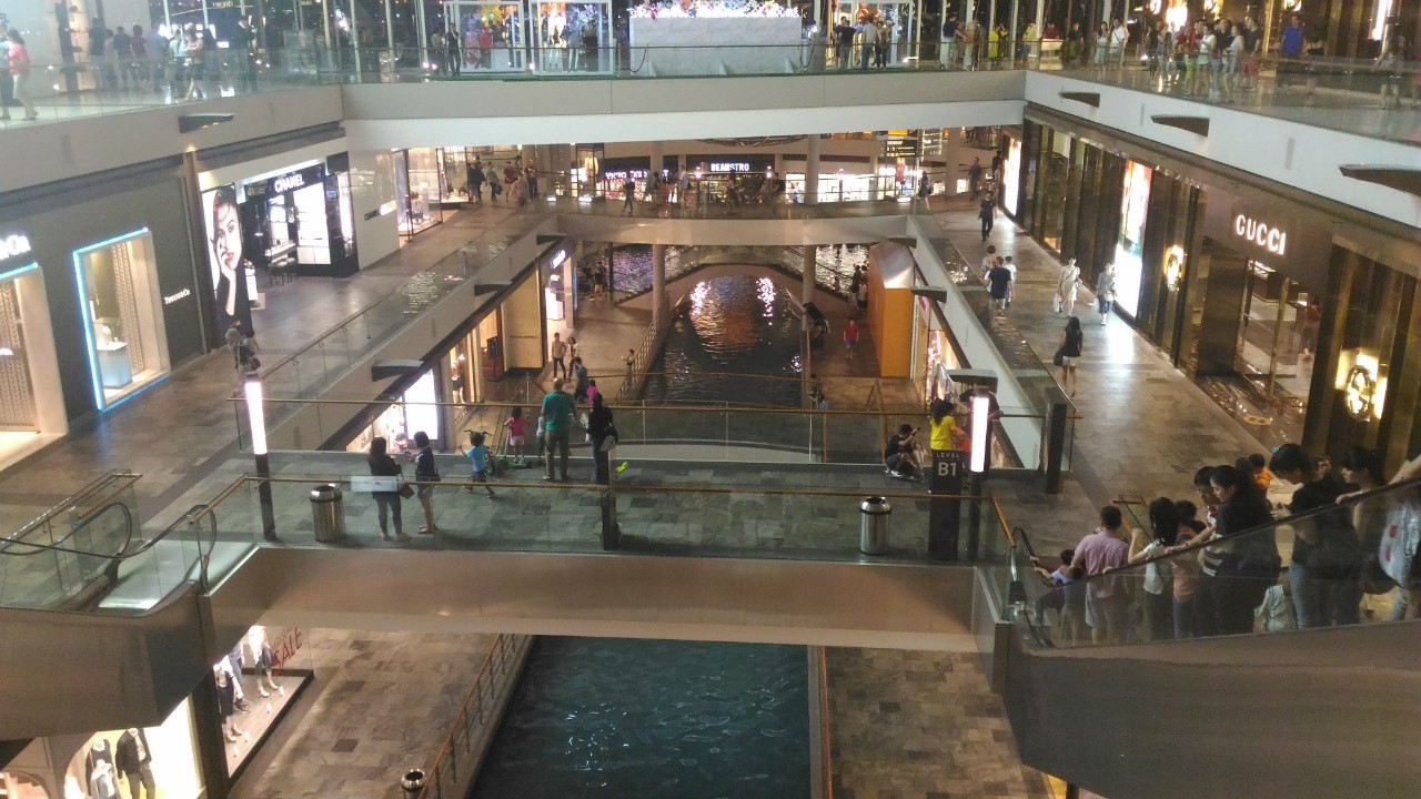 Уникальный ТЦ в Сингапуре, с лодочным каналом! Можно было натурально приплыть за покупками.