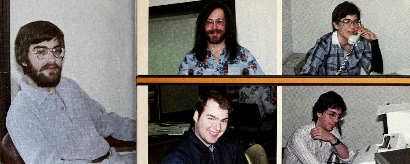  На фотографии 1981 года: президент SSI Джоэл Биллингс — крайний слева, соучредитель и программист Джон Лайон — вверху слева. Справа от него — операционный менеджер Сьюзан Биллингс (жена Джоэла), а ниже — два других первых сотрудника. (Softalk (июль 1981), 4-5)