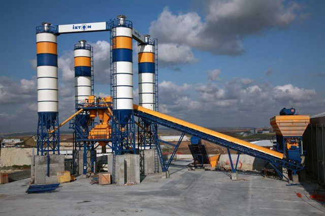 Цемент производится в растворо-бетонных узлах (РБУ) и дальше доставляется на строительную площадку специальными «миксерами»