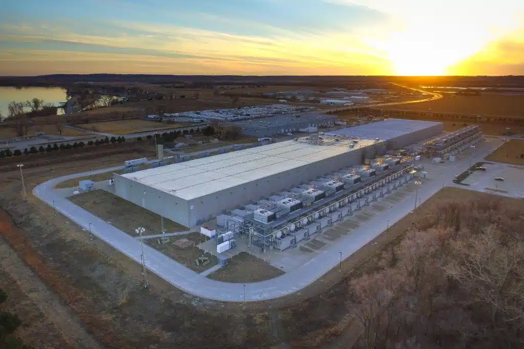 Другой пример: огромный дата-центр Google в Каунсил–Блафсе, штат Айова, площадью 117 км2. Подробнее о его устройстве можно прочитать в этом материале