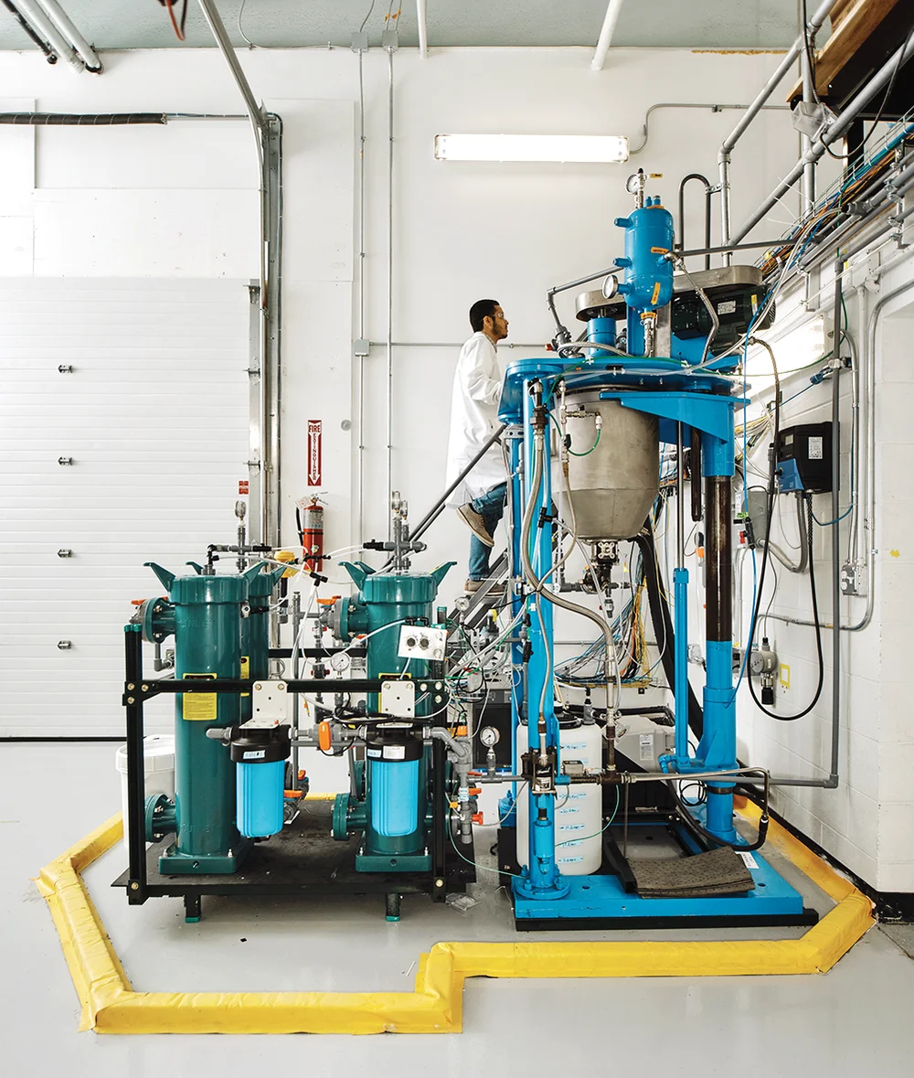 Тестовая установка на заводе компании Sublime Systems в Массачусетсе: проводятся эксперименты по замене доли клинкера на переработанную золу без использования обжига. Обработка происходит при помощи электрохимической реакции.  